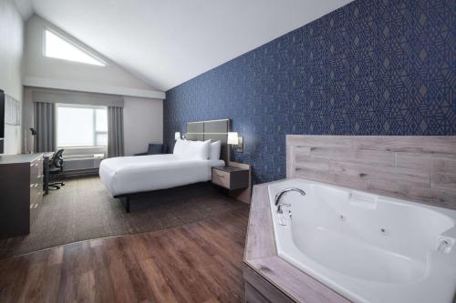 Ένα ή περισσότερα κρεβάτια σε δωμάτιο στο Best Western Plus Prince George