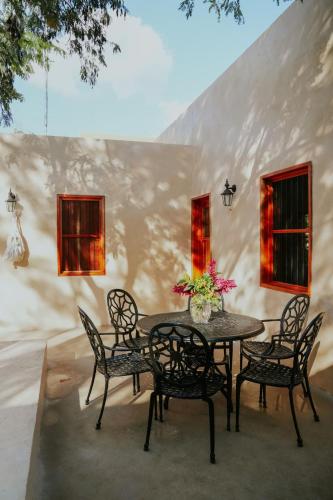 a table and chairs in front of a building at Hacienda Cenote San Ignacio in Chocholá