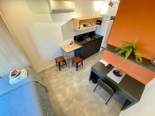 an overhead view of a bedroom with a bed and a table at Estudio no Centro de Curitiba in Curitiba