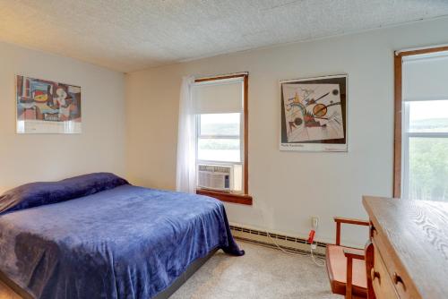 een slaapkamer met een bed en een raam bij Private Retreat with Deck 1 Mi From Cowanesque Lake in Lawrenceville