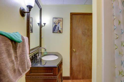 een badkamer met een wastafel en een spiegel bij Private Retreat with Deck 1 Mi From Cowanesque Lake in Lawrenceville