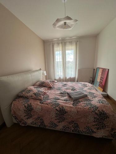 une chambre avec un lit avec une couette dessus dans l'établissement Audrey Todor, à Truison