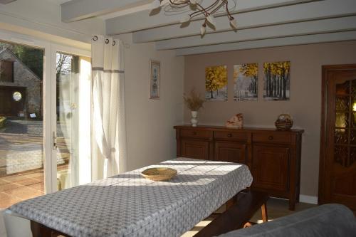 une salle à manger avec une table et une fenêtre dans l'établissement Maison de campagne, à Campbon