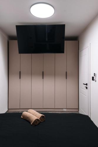 a bedroom with a bed and a flat screen tv at אחוזת בר אילן עם גקוזי יש בדירה ממד in Qiryat Motzkin