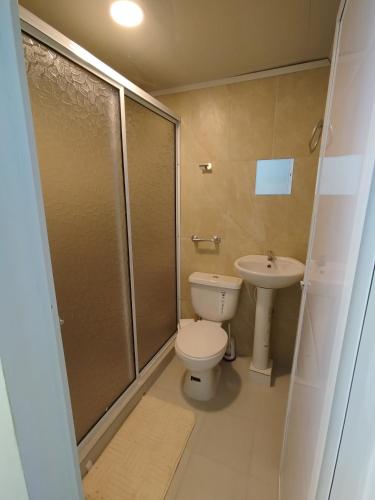 a bathroom with a toilet and a sink at Sierra Serena Habitaciones in Santa Marta