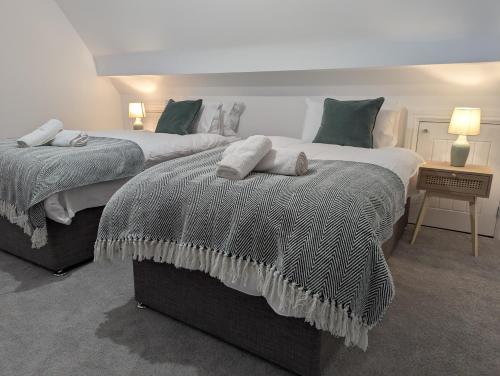 Ένα ή περισσότερα κρεβάτια σε δωμάτιο στο Large 4 Bed Hse, Sleeps 7, 3 BTH, Drive PRKG-4 Cars, M4-A329, Shinfield Studios, 10mins, Reading, Ascot & Legoland 20mins, Film Crew, Contractor & Family Friendly