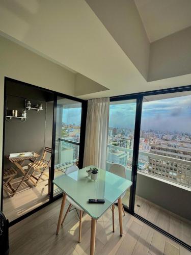 Habitación con mesa y vistas a la ciudad en Exclusivo Apartamento-Sky Four, en Lima
