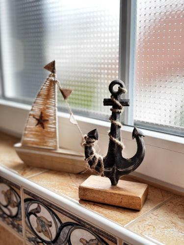 a figurine of a ship and a toy boat on a window at Ferienwohnung Weitblick in Erftstadt