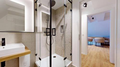 リューネブルクにあるApartment 12 No8A Boardinghouse Lüneburgの洗面台とシャワー付きのバスルーム