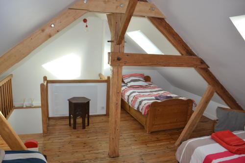 une chambre avec un lit dans un grenier dans l'établissement KERJACNINE, à 300 m du port, maison 7 couchages avec grand jardin, au Pouliguen