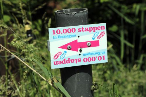 a sign on a pole that reads sharpener in off at Gastenkamers Boussemaere in Ichtegem