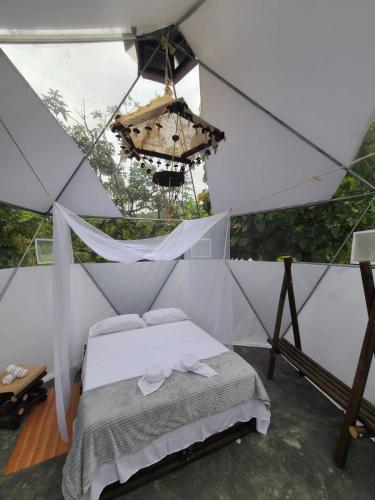 a bedroom with a bed in a tent at Ecohotel la Floresta in Ginebra