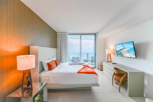 una camera da letto con un letto, una scrivania e una finestra di Stunning Condo 2/2 At Hyde BeachResort Beach Front a Hollywood