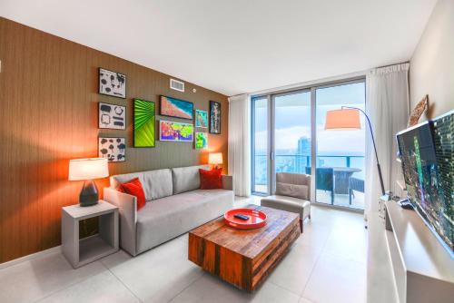 un soggiorno con un divano e un tavolo di Stunning Condo 2/2 At Hyde BeachResort Beach Front a Hollywood