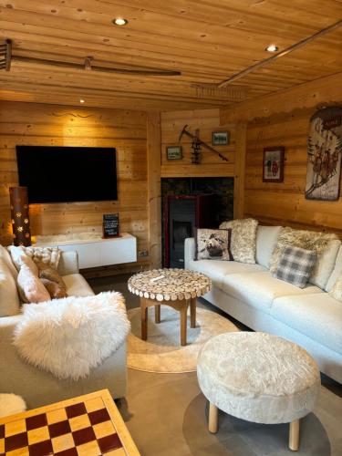 a living room with couches and a flat screen tv at Le Cro-Bidou in Bernex