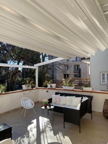 a living room with a couch under a white canopy at YOLE Affittacamere in Empoli