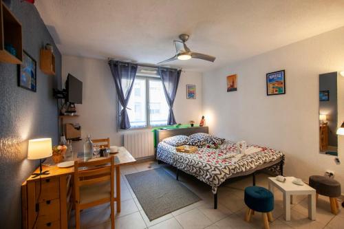 une chambre avec un lit, un bureau et une table dans l'établissement Marseille Gare SNCF Saint Charles, city center, à Marseille