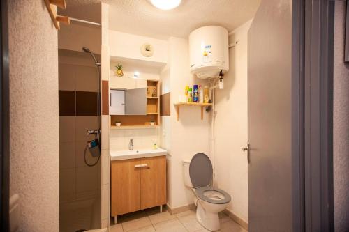une petite salle de bain avec toilettes et lavabo dans l'établissement Marseille Gare SNCF Saint Charles, city center, à Marseille