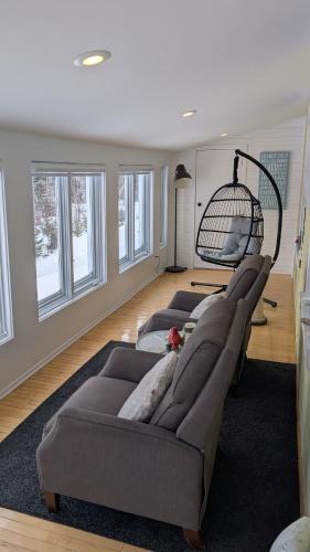 a living room with a couch and a bird cage at La Gentilhommière in Saint-Siméon