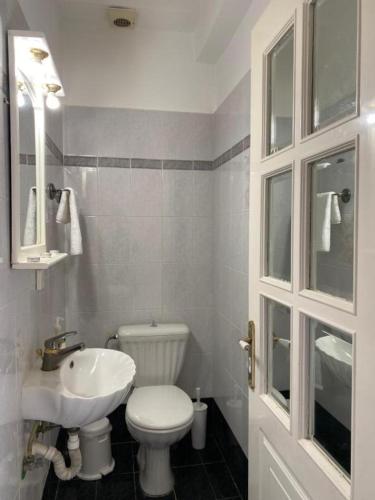 Bilik mandi di Fourlani's Apartments