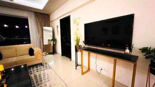 TV a/nebo společenská místnost v ubytování Penta Square Signature Apartments DHA Lahore