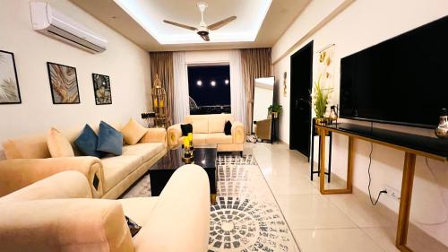 TV a/nebo společenská místnost v ubytování Penta Square Signature Apartments DHA Lahore