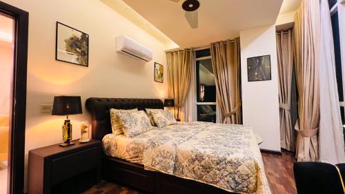 Postel nebo postele na pokoji v ubytování Penta Square Signature Apartments DHA Lahore
