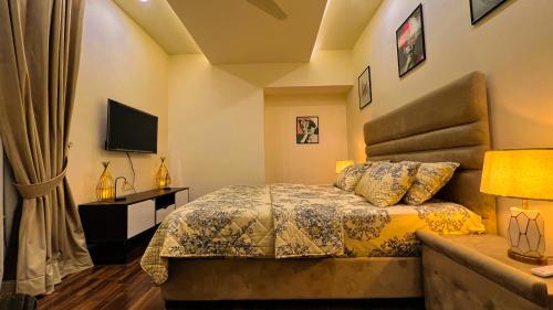 Postel nebo postele na pokoji v ubytování Penta Square Signature Apartments DHA Lahore
