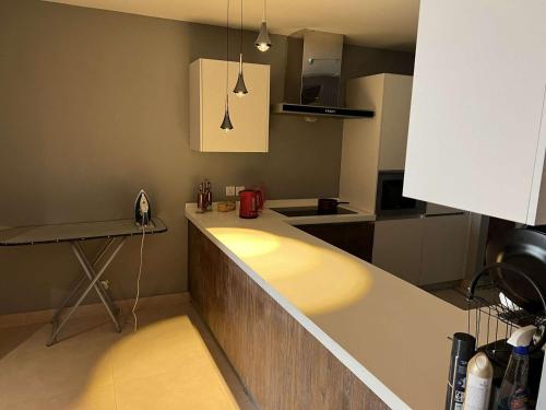 Kuchyň nebo kuchyňský kout v ubytování Penta Square Signature Apartments DHA Lahore