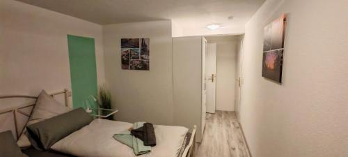 a living room with a couch and a green wall at Ankerplatz in Travemünde