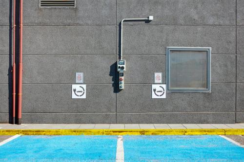 a traffic light in front of a building at Sercotel AB Rivas in Rivas-Vaciamadrid