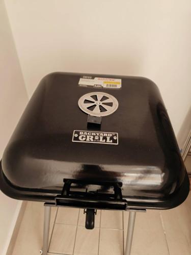 a black toaster sitting on top of a stove at Casa Apolo, piscina y club de playa in Chelem
