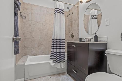un bagno con vasca, WC e lavandino di Spacious 3-Bedroom Apartment near NYC - 15min to Times Square, Empire State Building, Central Park, Statue of Liberty a Jersey City