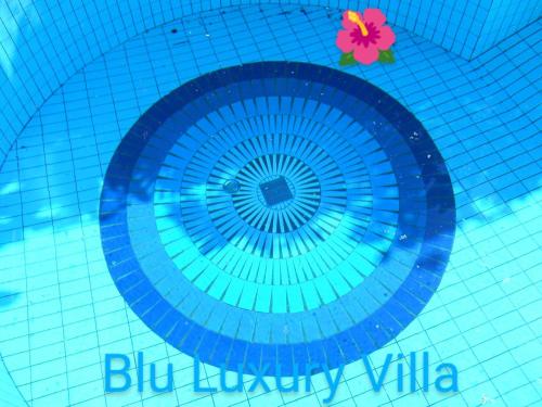 ブルコリにあるBlu Luxury Villaの青いタイルのスイミングプール(花の中央)