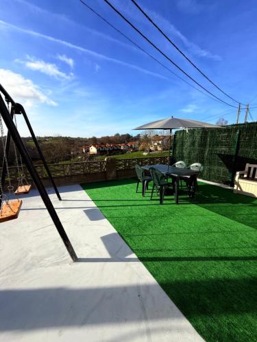 a patio with a table and a swing at La casuca de Candela in Santillana del Mar