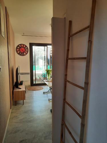 - un couloir avec une échelle menant au salon dans l'établissement Studio vue mer Sanguinaires 3 minutes des plages, à Ajaccio