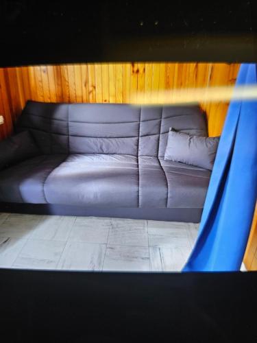 Ce lit se trouve dans un dortoir doté d'un toboggan bleu. dans l'établissement Studio résidence Auvergne la Bourboule, à La Bourboule