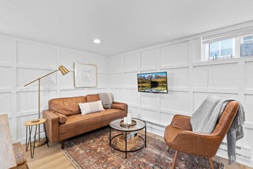 ein Wohnzimmer mit einer Couch und zwei Sesseln in der Unterkunft Urban Hideaway - Charming 2 Bedroom Apartment Close to Denver's Best Attractions in Denver