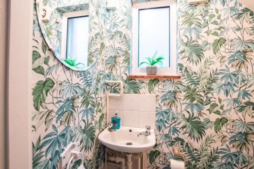 un baño con lavabo y espejo en 6 beds in 4 bedrooms house, en Southampton