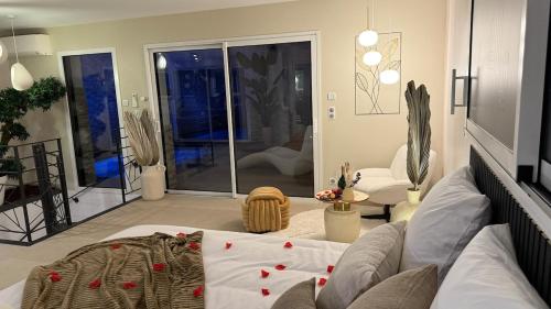 un soggiorno con un letto e un divano di Maison privative avec piscine intérieure, spa, sauna, cinéma et billard a Échenoz-la-Méline