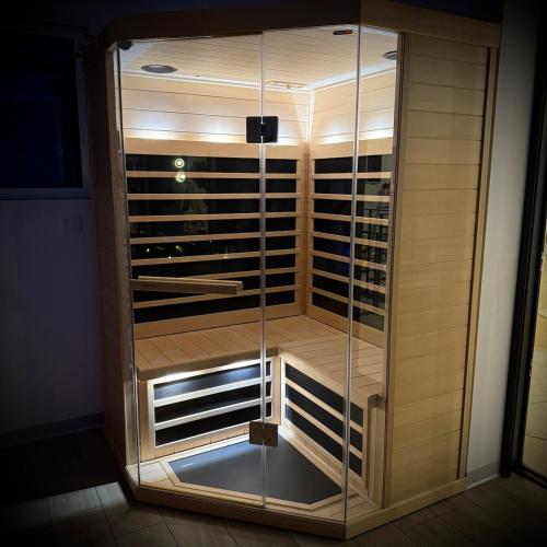 d'une armoire en verre avec des bouteilles de vin. dans l'établissement Maison privative avec piscine intérieure, spa, sauna, cinéma et billard, à Échenoz-la-Méline