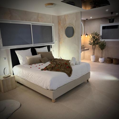 une chambre avec un grand lit dans une pièce dans l'établissement Maison privative avec piscine intérieure, spa, sauna, cinéma et billard, à Échenoz-la-Méline