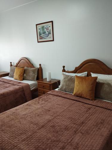 Giường trong phòng chung tại Apartamentos retiro novo baixo