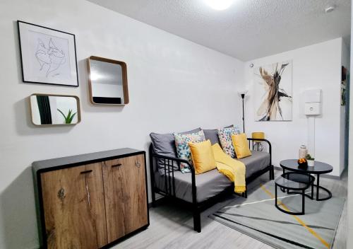 un salon avec un canapé et une table dans l'établissement Studio contemporain aux portes de Genève, à Ferney-Voltaire