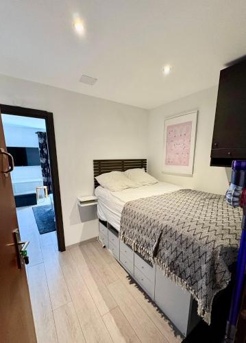 Appartement moderne et entièrement rénové en plein cœur du village, chambre séparée, balcon vue montagne, très proche des pistes