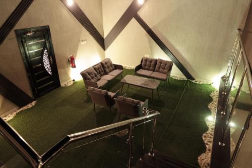 a living room with a couch and a table and chairs at الشاليه الرمادي in Taif