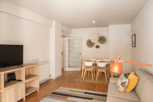 een woonkamer met een bank en een tafel bij Apartamento Mira Foz in Matosinhos