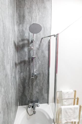 Ένα μπάνιο στο 3 Bedroom Home Free Parking & WiFi Contractors Welcome!