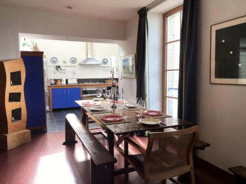 une salle à manger avec une table et une cuisine dans l'établissement Résidence V50-perros Guirec - Villa vue mer sur le port de Ploumanac'h MAE-4134, à Perros-Guirec