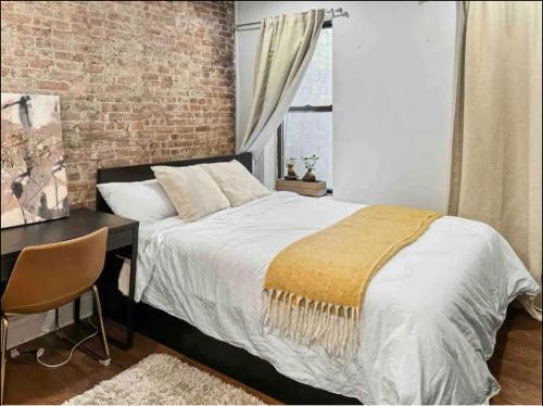 Voodi või voodid majutusasutuse NYC XL 4 bed brownstone Gem toas
